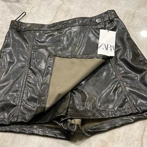 NWT Zara Snakeskin print black skirt. Size Large